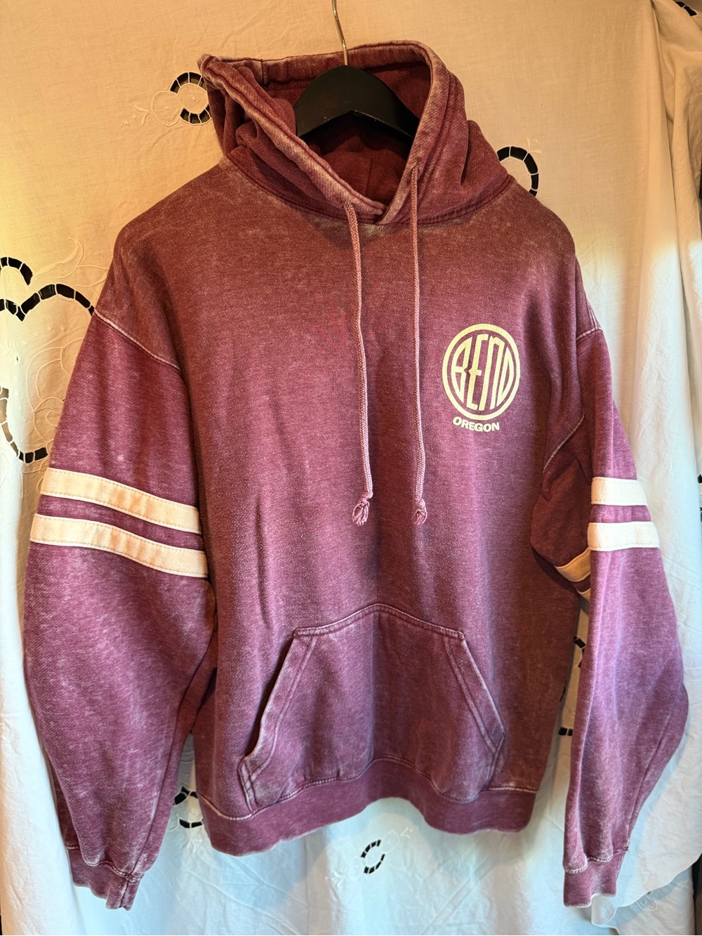 US Vintage Collection Bend Oregon Hoodie Maroon Varsity Stripe Retro Size L Cozy